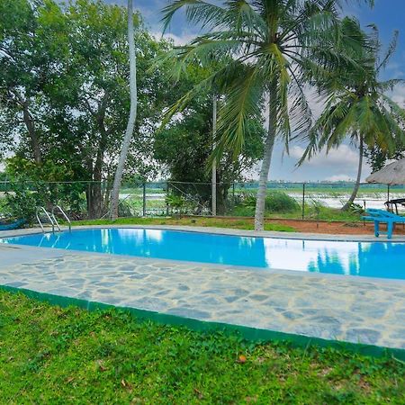 Lake Edge Holiday Inn Tissamaharama Bagian luar foto