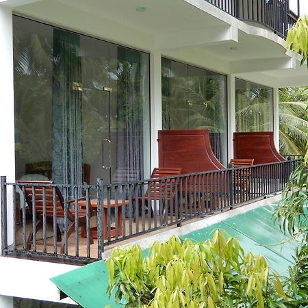 Lake Edge Holiday Inn Tissamaharama Ruang foto