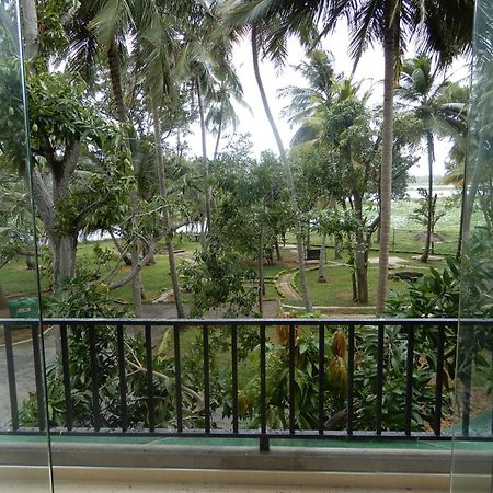 Lake Edge Holiday Inn Tissamaharama Ruang foto