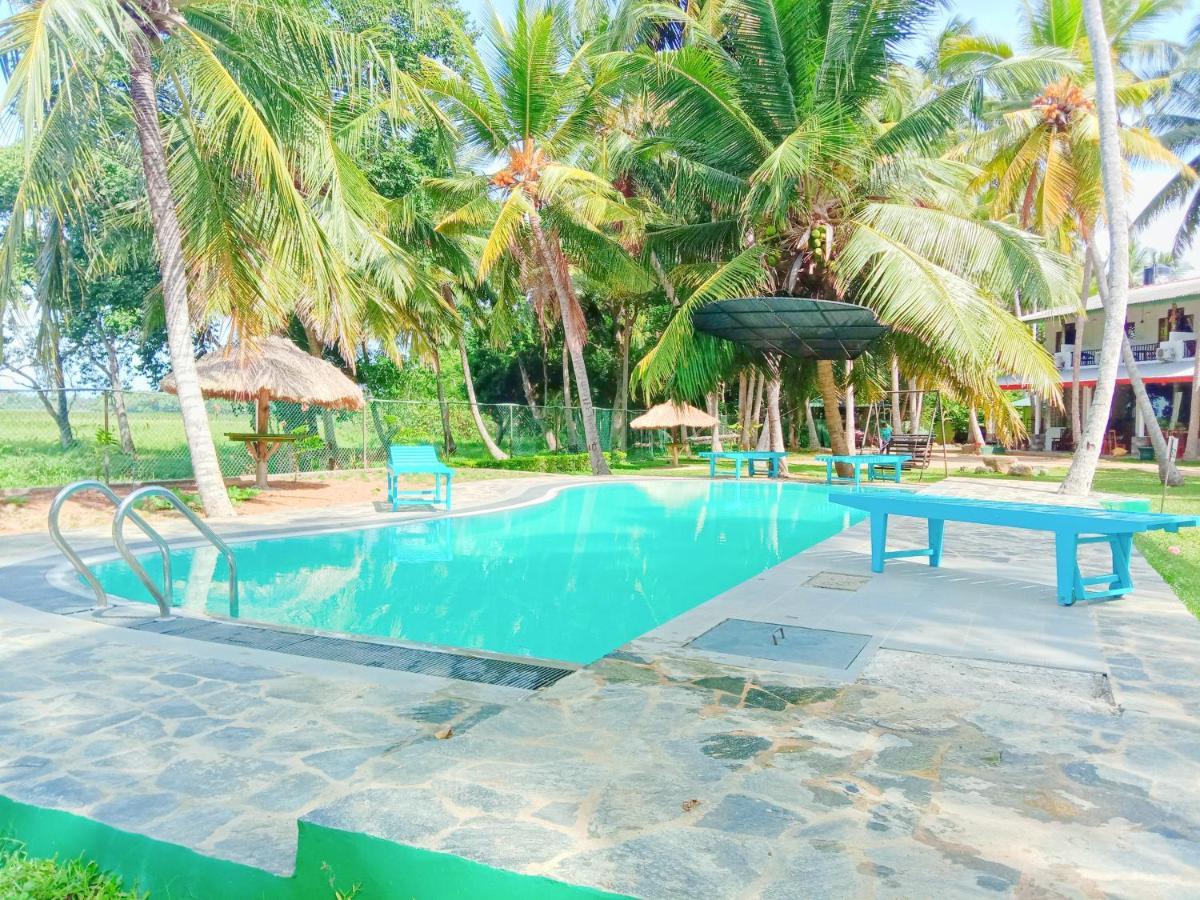 Lake Edge Holiday Inn Tissamaharama Bagian luar foto