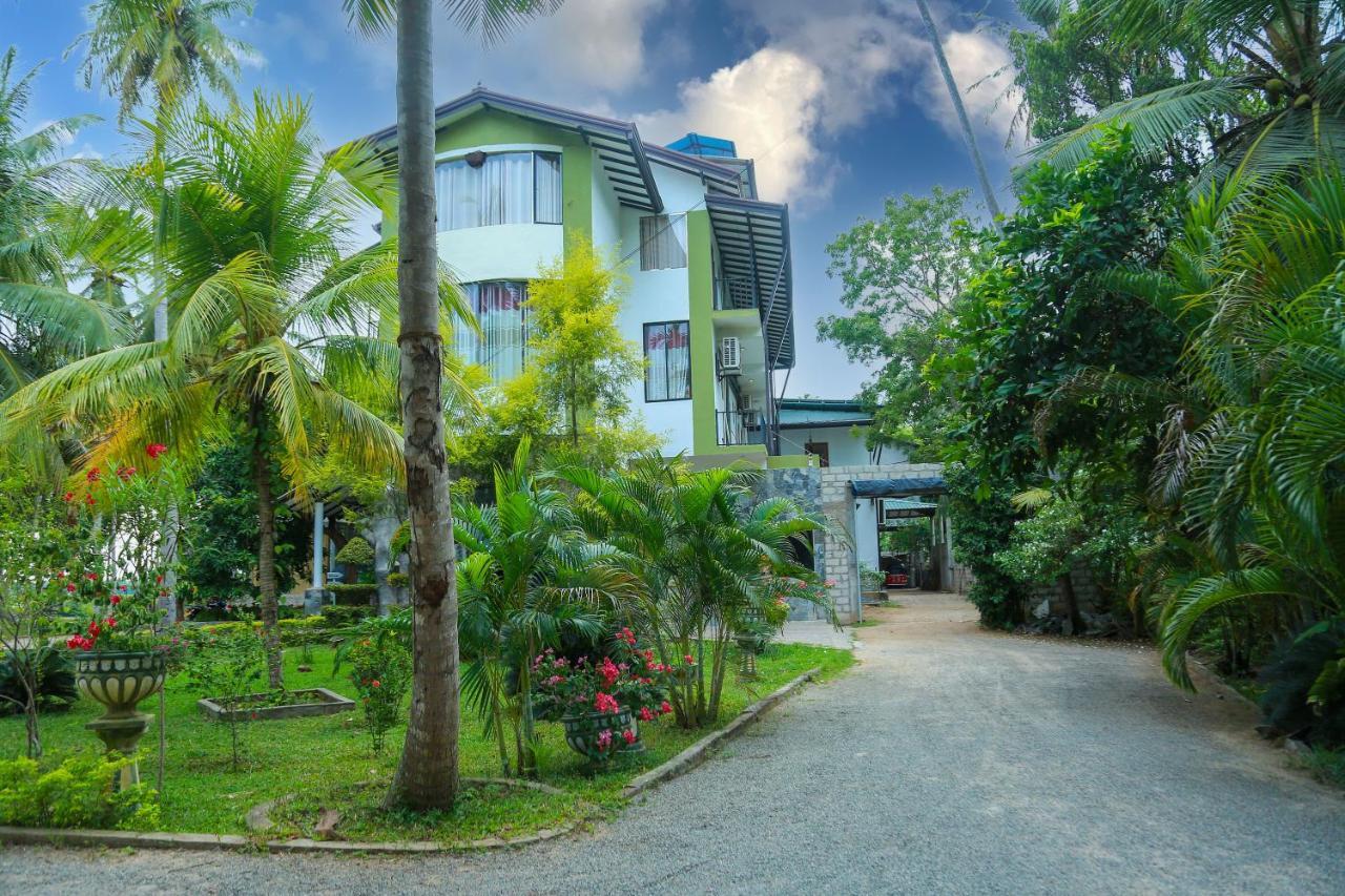 Lake Edge Holiday Inn Tissamaharama Bagian luar foto