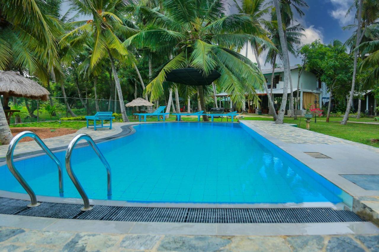 Lake Edge Holiday Inn Tissamaharama Bagian luar foto
