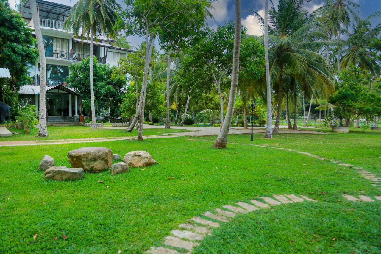 Lake Edge Holiday Inn Tissamaharama Bagian luar foto
