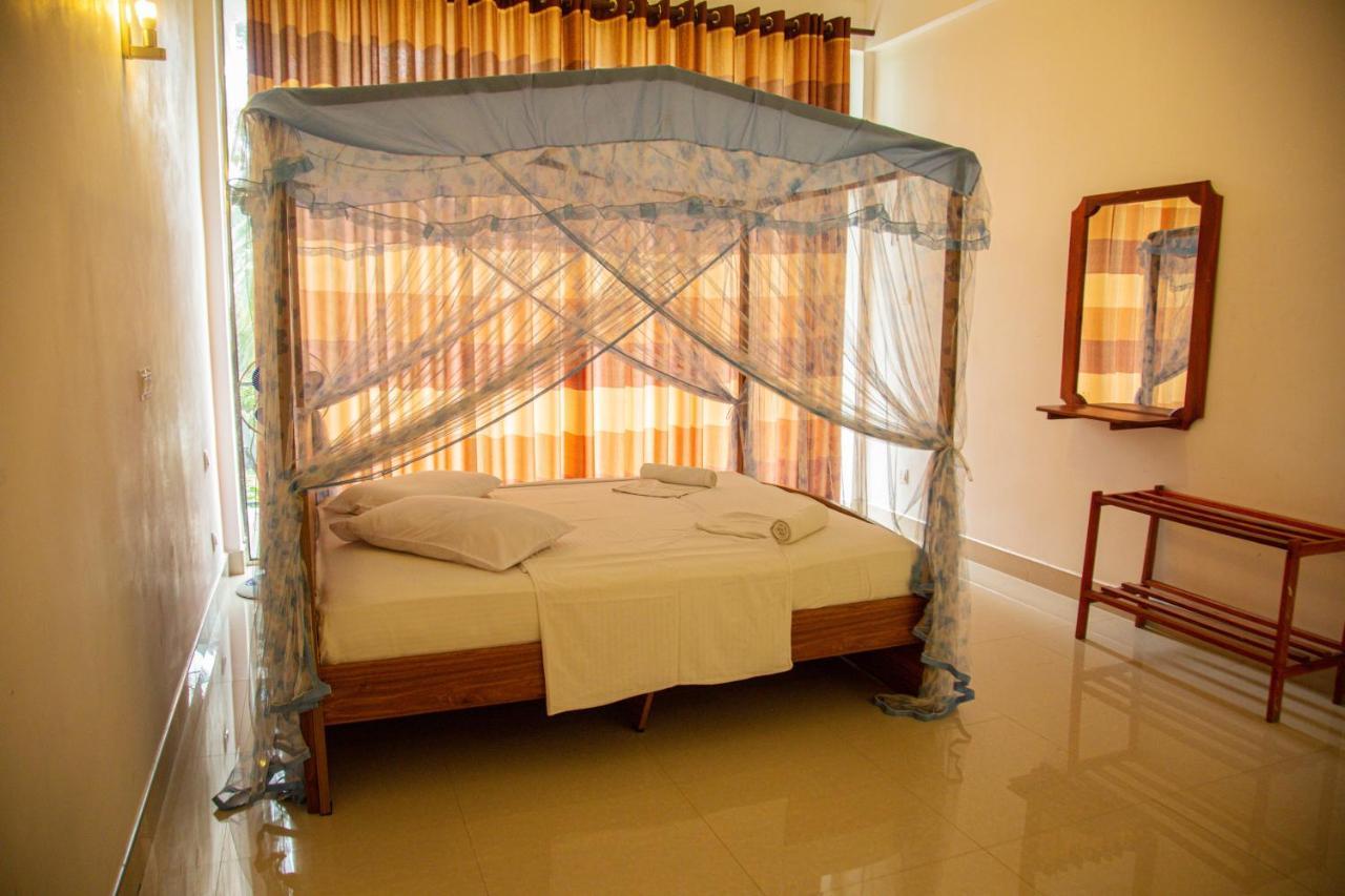 Lake Edge Holiday Inn Tissamaharama Bagian luar foto