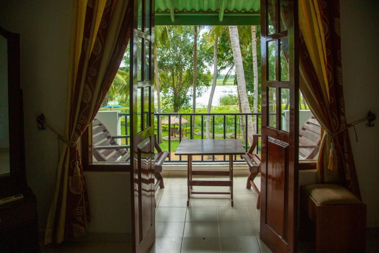 Lake Edge Holiday Inn Tissamaharama Bagian luar foto