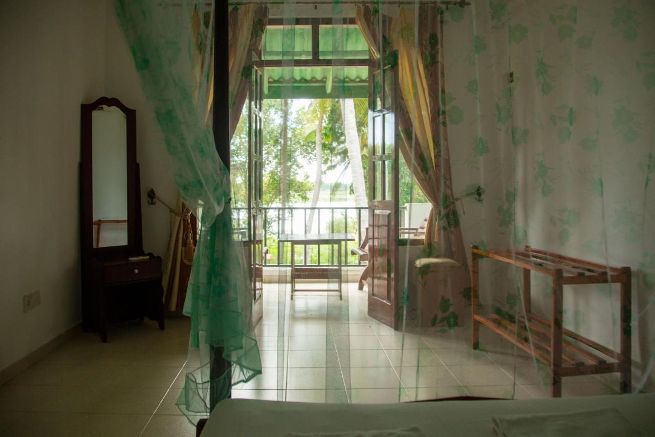 Lake Edge Holiday Inn Tissamaharama Bagian luar foto