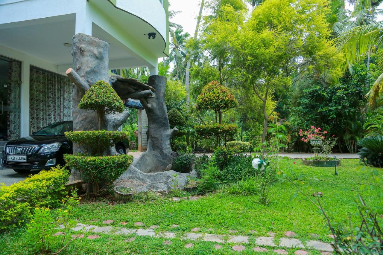 Lake Edge Holiday Inn Tissamaharama Bagian luar foto