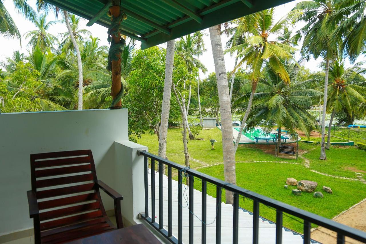 Lake Edge Holiday Inn Tissamaharama Bagian luar foto