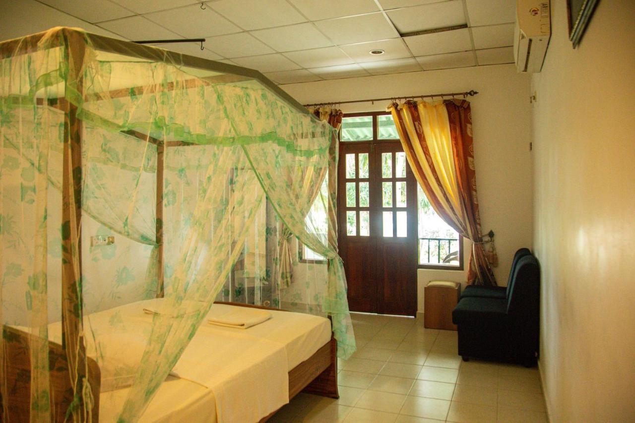 Lake Edge Holiday Inn Tissamaharama Bagian luar foto
