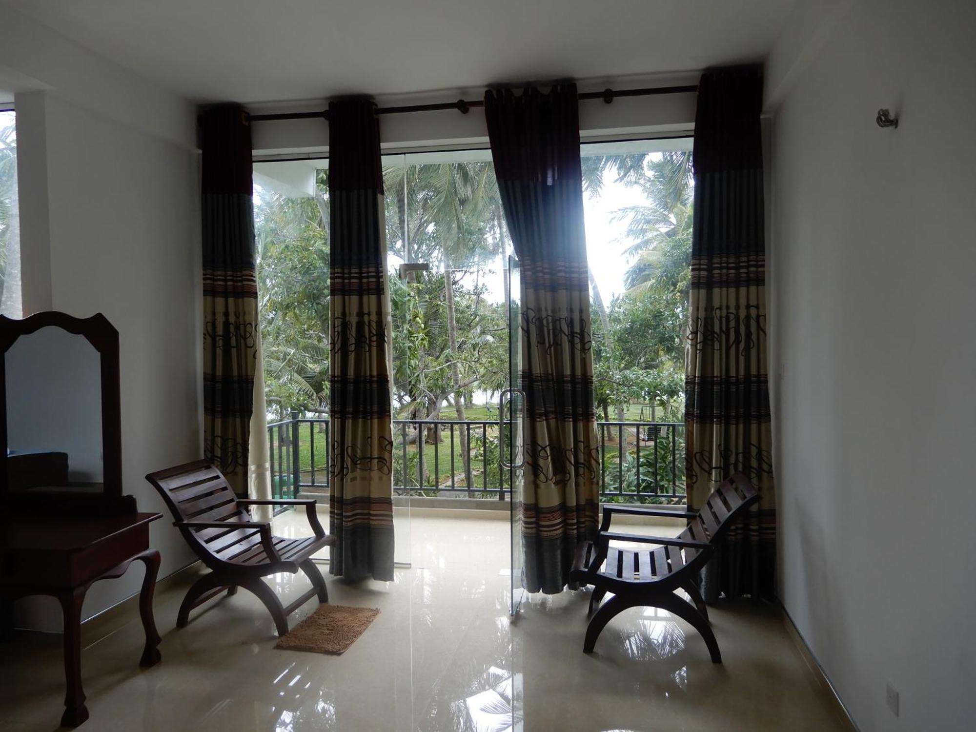 Lake Edge Holiday Inn Tissamaharama Ruang foto