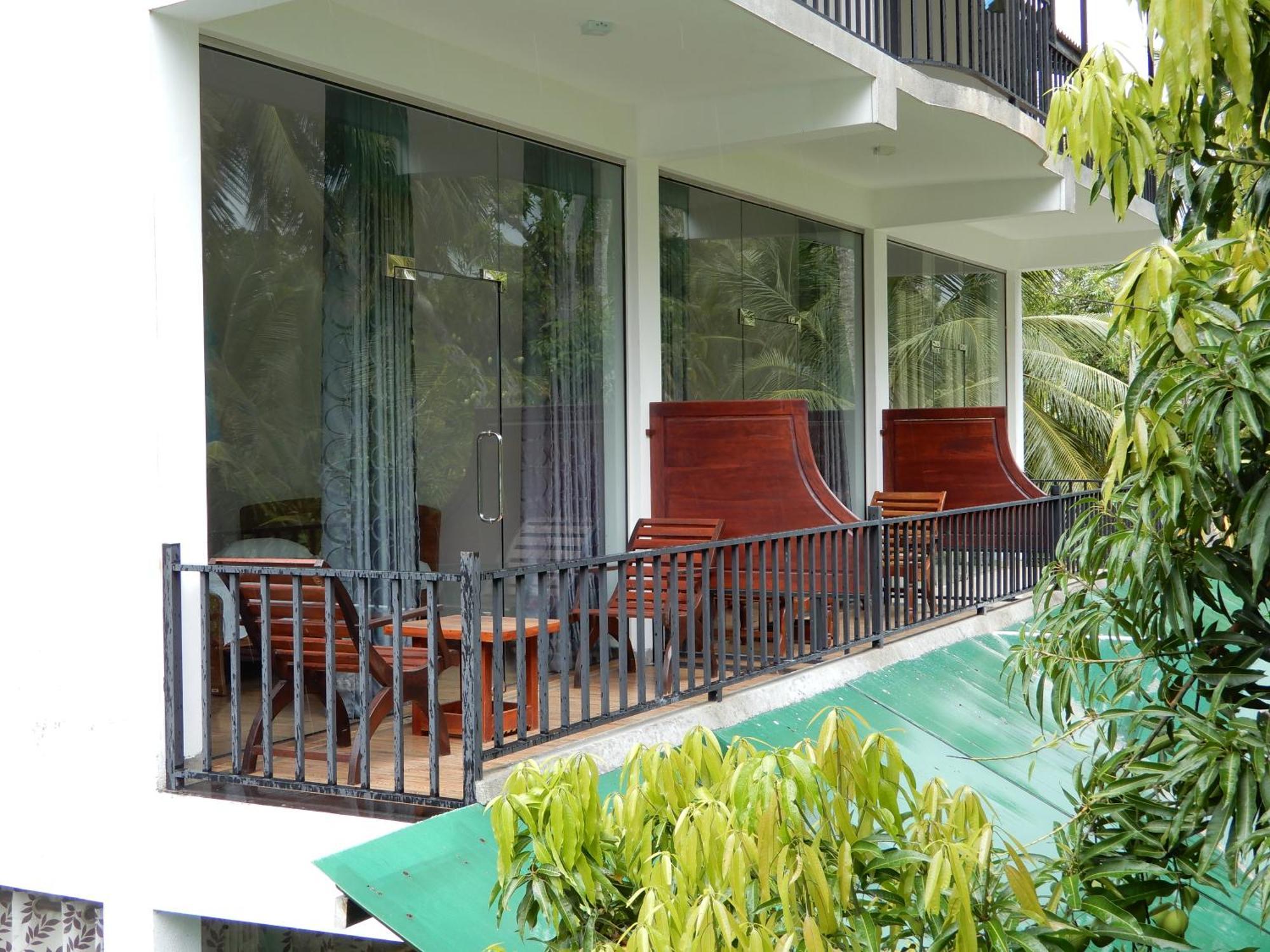 Lake Edge Holiday Inn Tissamaharama Ruang foto