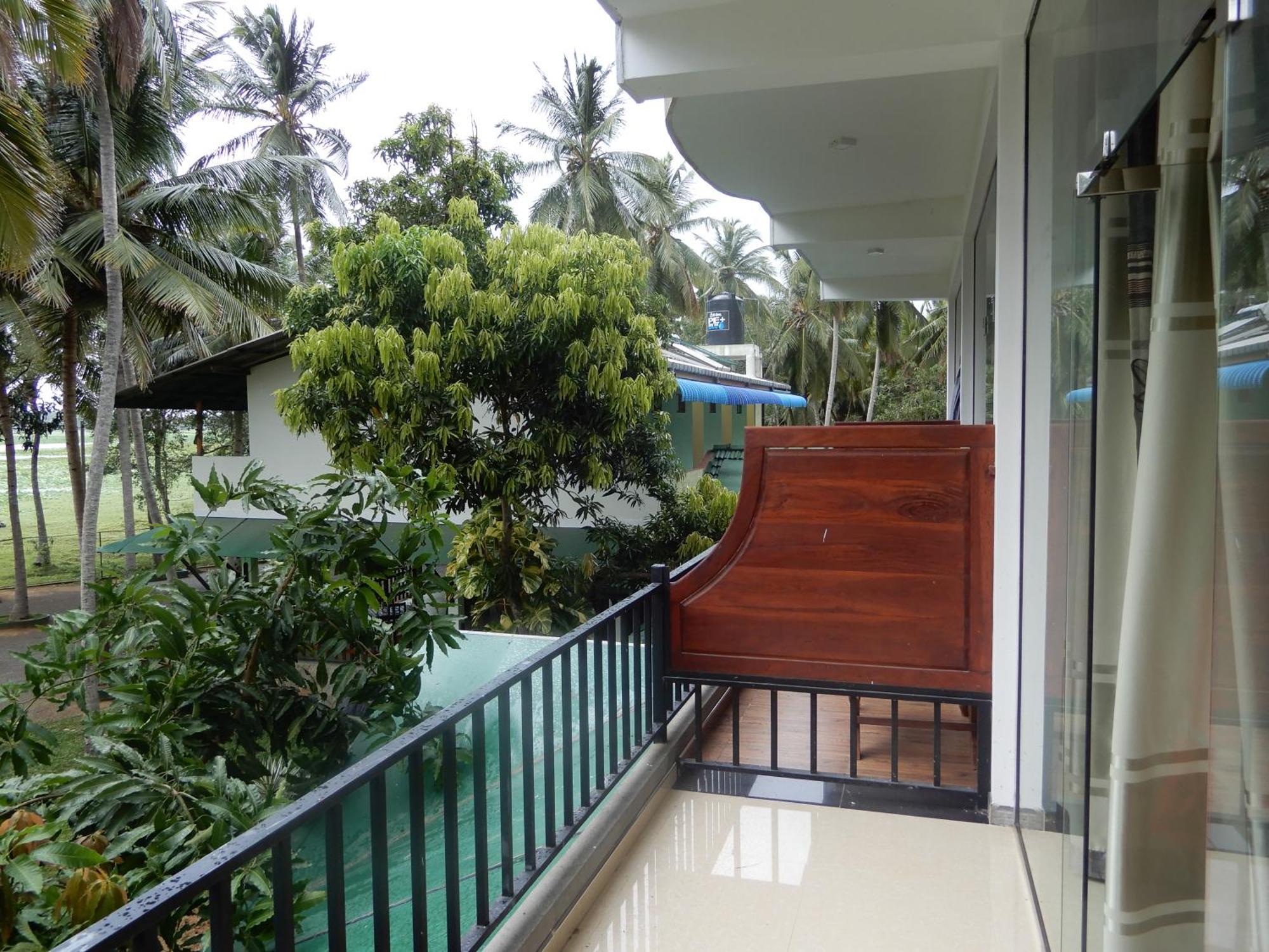 Lake Edge Holiday Inn Tissamaharama Ruang foto