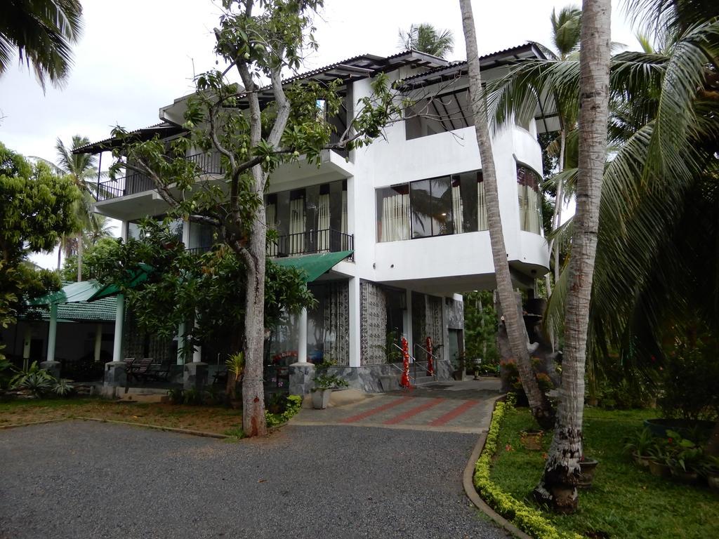 Lake Edge Holiday Inn Tissamaharama Bagian luar foto
