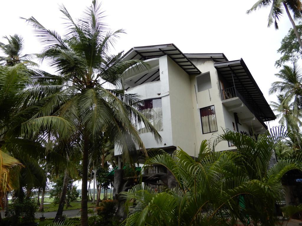 Lake Edge Holiday Inn Tissamaharama Bagian luar foto
