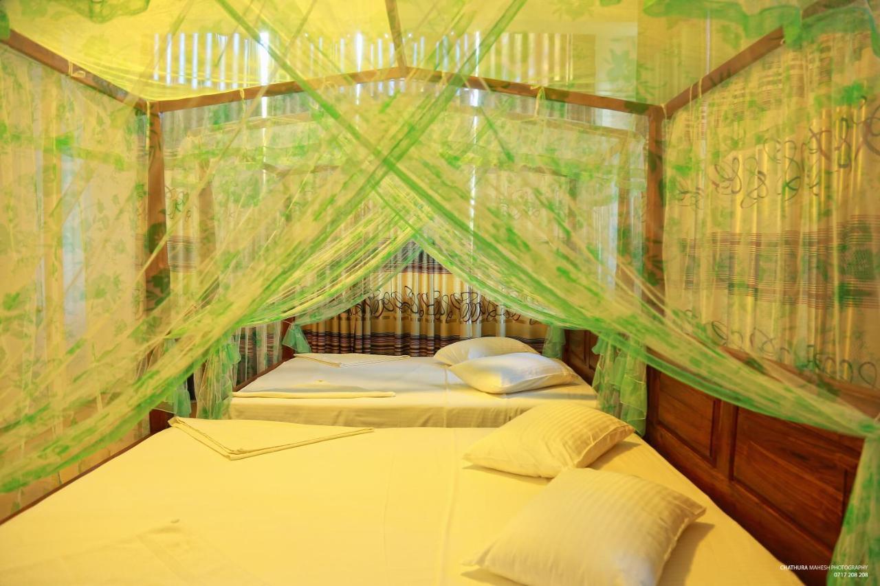 Lake Edge Holiday Inn Tissamaharama Bagian luar foto