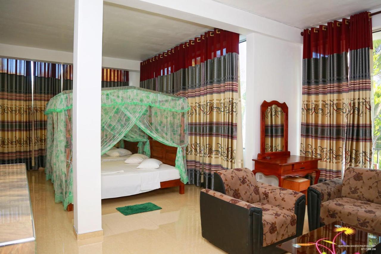 Lake Edge Holiday Inn Tissamaharama Bagian luar foto
