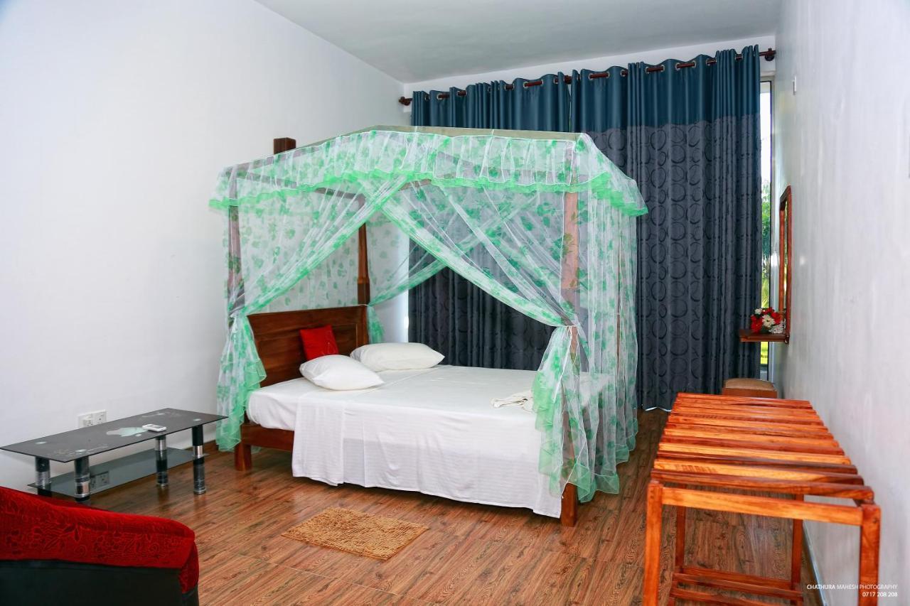 Lake Edge Holiday Inn Tissamaharama Bagian luar foto