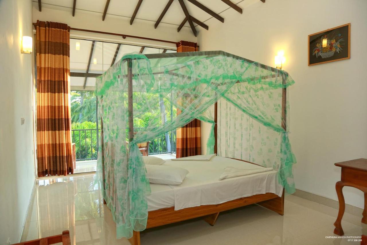 Lake Edge Holiday Inn Tissamaharama Bagian luar foto