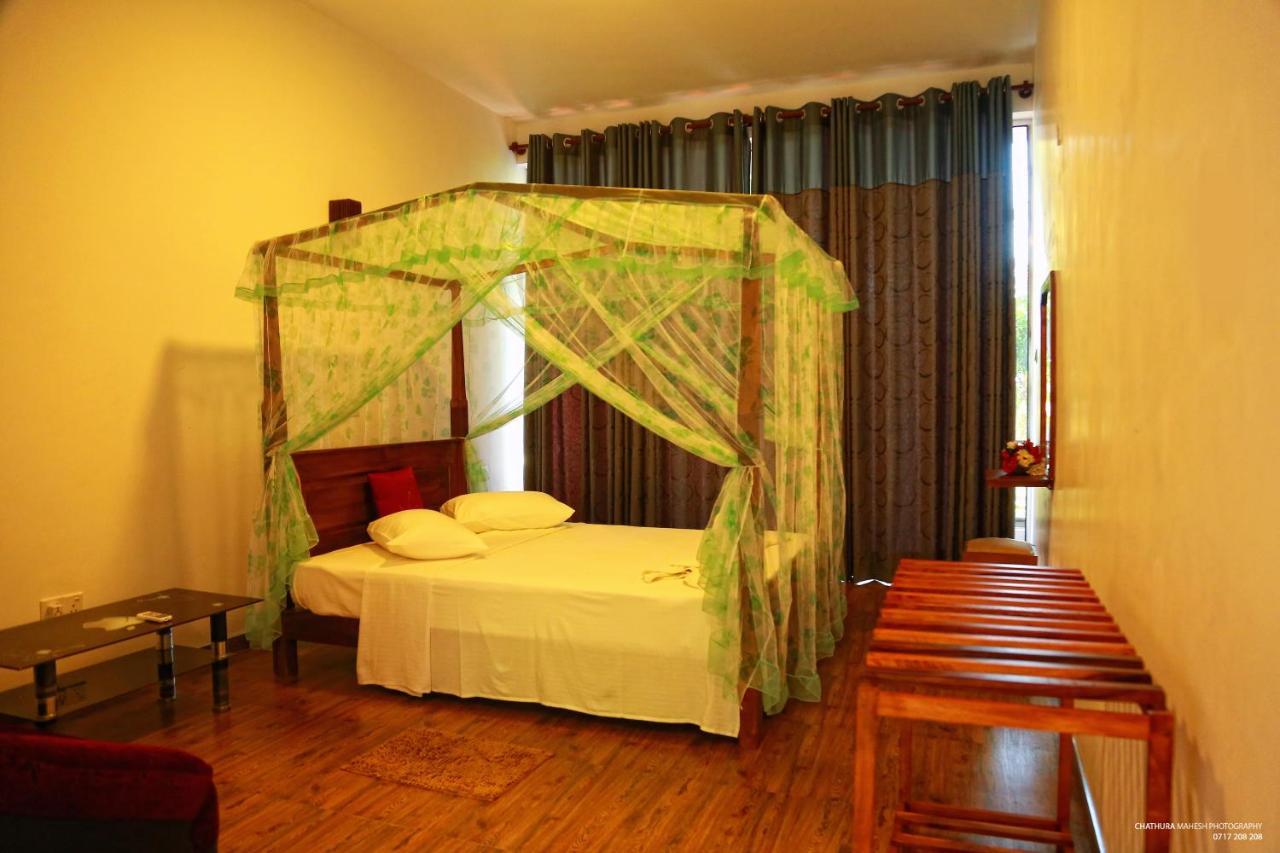 Lake Edge Holiday Inn Tissamaharama Bagian luar foto