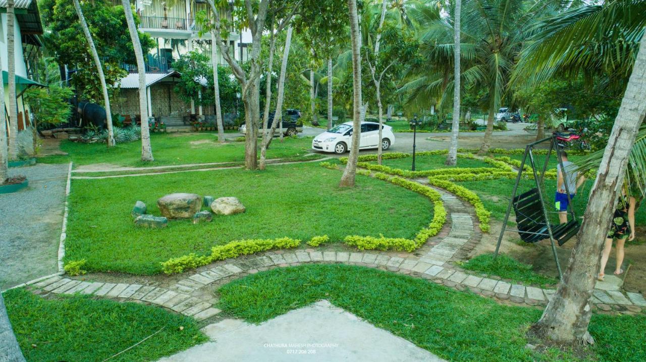 Lake Edge Holiday Inn Tissamaharama Bagian luar foto